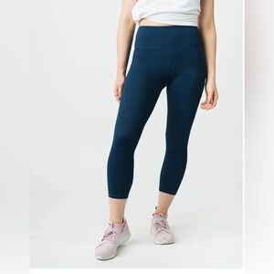 ZYIA Navy Pocket Light n Tight Hi-rise Capri 20